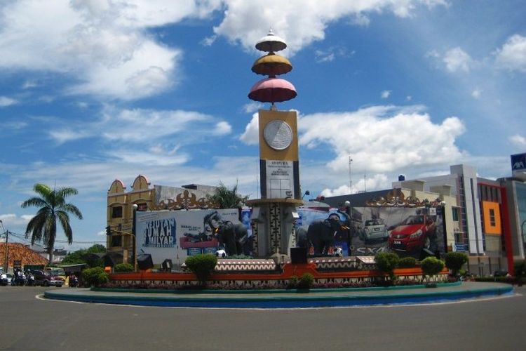 Tugu Adipura atau dikenal juga sebagai Tugu Gajah merupakan salah satu ikon Kota Bandar Lampung