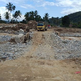 Kementerian Pekerjaan Umum (PU) telah mengerahkan dan mengalihkan alat berat dari sejumlah proyek infrastruktur untuk mempercepat pembukaan akses jalan di Kabupaten Gayo Lues, Provinsi Aceh.