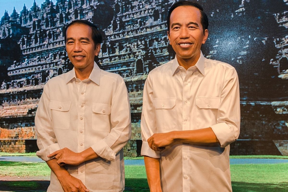 Presiden Joko Widodo (kiri) berpose dengan patung lilin figur dirinya di Madame Tussauds, Hongkong, Senin (1/5/2017). Presiden menggelar kunjungan kerja di Hongkong pada 30 April hingga 1 Mei dalam rangka meningkatkan kerja sama ekonomi antar-kedua negara