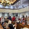 Tolak Relokasi, Puluhan PKL Masuk Ruang Paripurna DPRD Semarang, Bawa Poster 