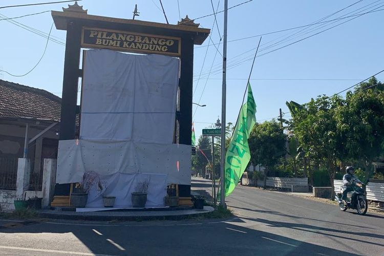 Salah satu tugu perguruan pencak silat yang berada di Kota Madiun, Jawa Timur ditutup dengan terpal warna putih selama bulan suro. Penutupan tugu dilakukan untuk mencegah terjadinya konflik antar pesilat selama bulan suro berlangsung.