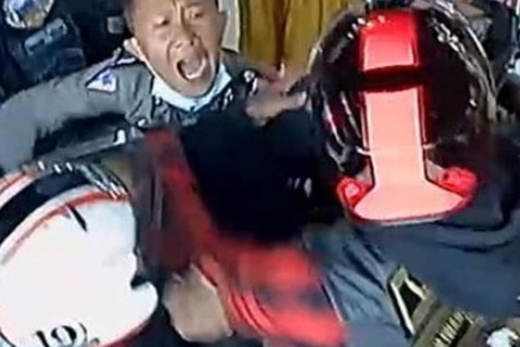 Seorang polisi berusaha melerai oknum anggota klub Moge yang berusaha mengejar anggota TNI