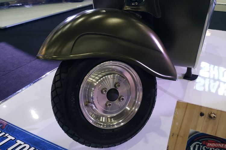 Vespa VBB 1962 garapan Kupu-kupu Malam yang dipajang di booth Indonesian Custom Show di Indonesia International Motor Show (IIMS) Hybrid 2021