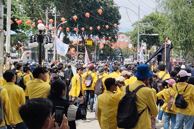 Mahasiswa Semarang Geruduk Balai Kota, Kritik Pemangkasan APBN 2025 dengan Poster 