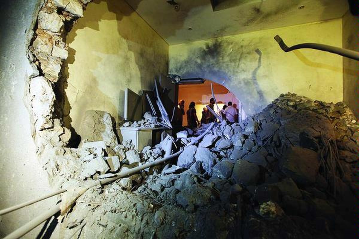 Foto ini diambil saat dilakukannya tur oleh Pemerintah Libya ketika menginspeksi di rumah pemimpin Libya, Moammar Khadafy, di wilayah Gargour, setelah serangan udara NATO di Tripoli, Sabtu (30/4) malam. Anak bungsu Khadafy, Saif al-Arab Khadafy, dan tiga cucu Khadafy dikabarkan tewas dalam serangan ini.