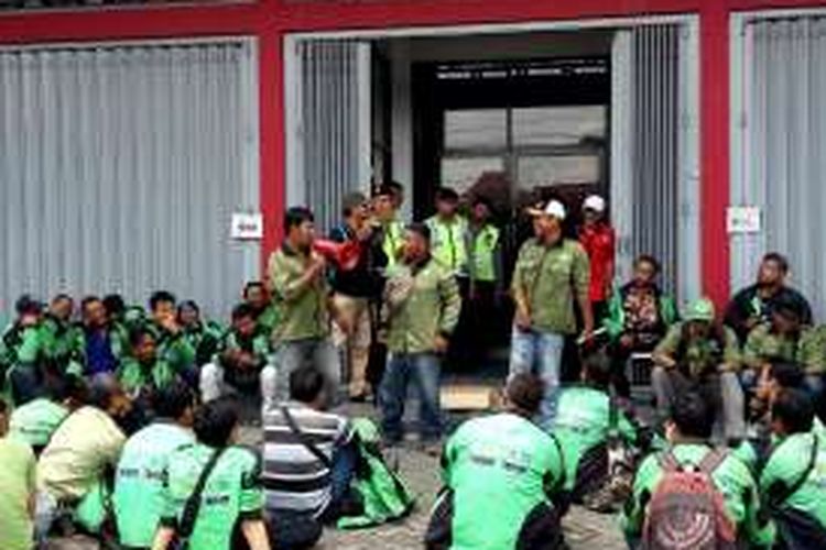 Para driver Go Jek Yogyakarta saat mengelar aksi demo di kantor cabang Jalan Zeni Pelajar No 18 Bumijo, Jetis Kota Yogyakarta.