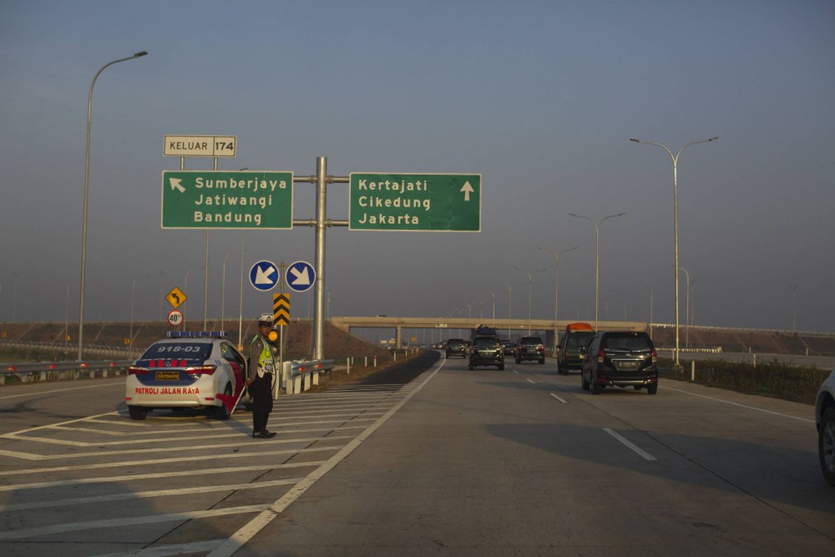 Polisi berjaga di tol Cipali, Sabtu (25/7). Tol tersebut menghubungkan dua tol sebelumnya, yakni Jakarta-Cikampek dan Palimanan-Kanci, dengan total jarak sepanjang 116,7 kilometer.

Kompas/Agus Susanto (AGS)
25-07-2015