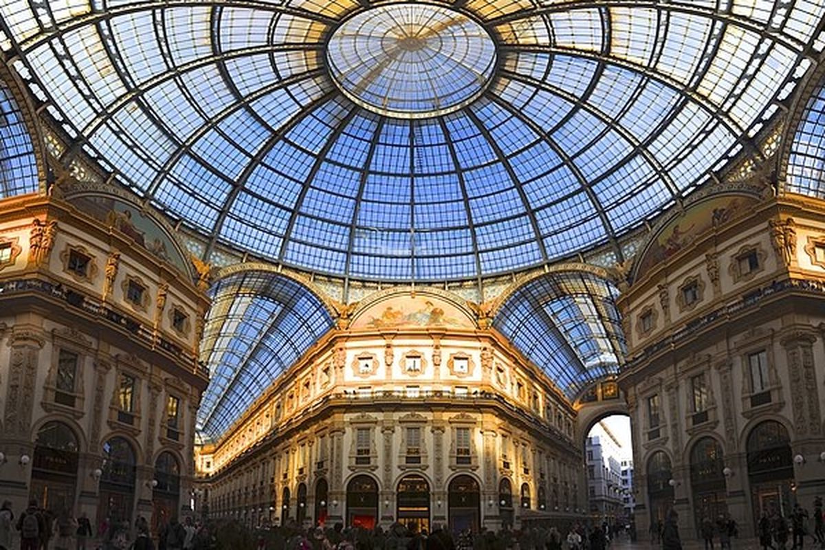 Pusat perbelanjaan Galleria Vittorio Emanuele II di kota Milan, Italia.