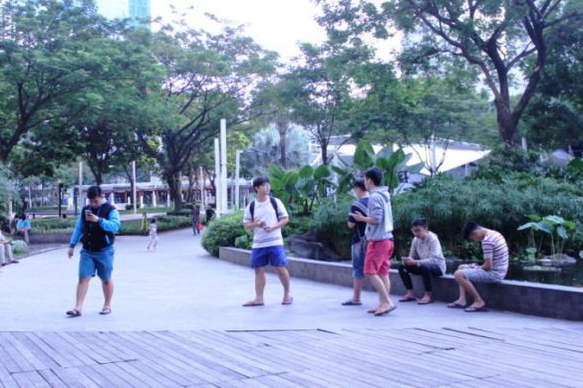 Kendati matahari sangat terik di siang hari, para pemburu pokemon tetap setia berburu pokemon-pokemon bernilai tinggi di Taman Tribeka, Central Park Mall, Jakarta.