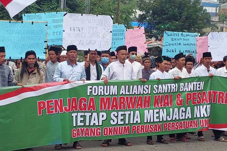 Sejumlah santri, kiai, ulama di Banten menggelar aksi demo di depan Kantor DPW PPP Banten. Mereka meminta Ketum PPP Suharso Monoarfa untuk mundur dari PPP dan Kabinet.