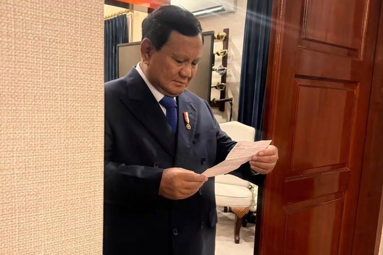 Presiden RI Prabowo Subianto membaca surat dari murid Sekolah Rakyat, Jumat (27/10/2025) malam. 