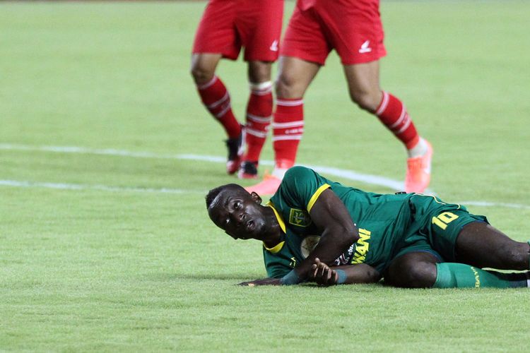 Penampilan perdana Makan Konate bersama Persebaya Surabaya di musim 2020 saat uji coba melawan Sabah FA yang berakhir dengan skor 3-1 di Stadion Gelora Bung Tomo Surabaya, Jawa Timur, Sabtu (08/02/2020) malam.