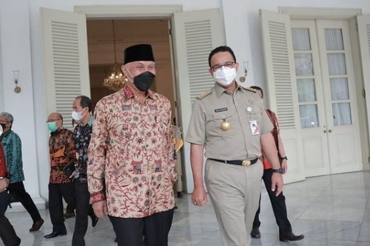 Gubernur Sumatera Barat Mahyeldi Ansharullah (kiri) mengunjungi Gubernur DKI Jakarta Anies Baswedan di Balai Kota DKI Jakarta, Selasa (25/5/2021)