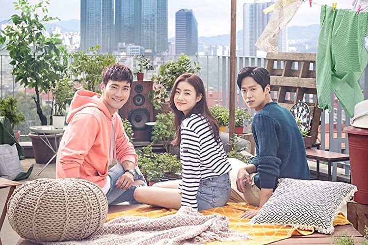 Drama Korea Revolutionary Love dibitangi oleh Choi Siwon dan Kang Sora.