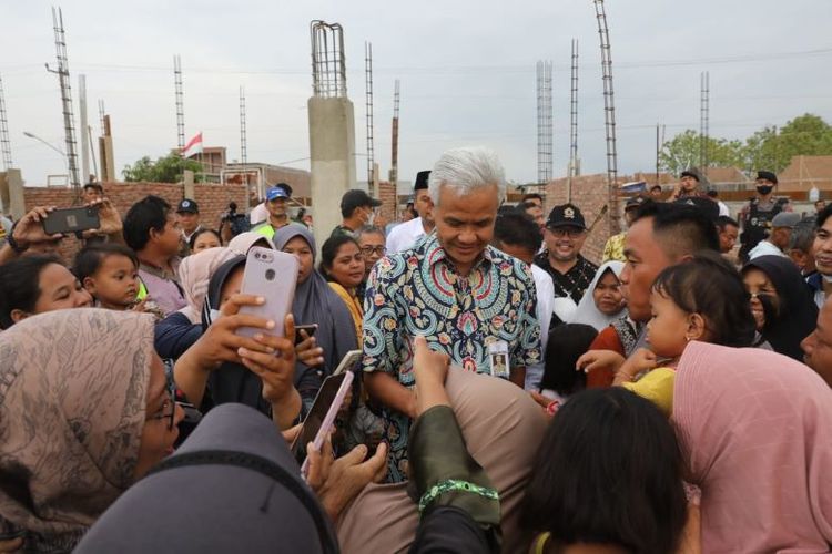 Gubernur Jawa Tengah Ganjar Pranowo melakukan kunjungan lokasi pada program pembangunan dan revitalisasi pasar. 