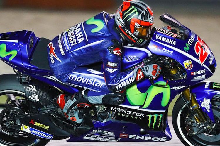 Pebalap Movistar Yamaha MotoGP asal Spanyol, Maverick Vinales, memacu motornya pada sasi latihan bebas kedua GP Qatar di Sirkuit Internasional Losail, Jumat (24/3/2017).
