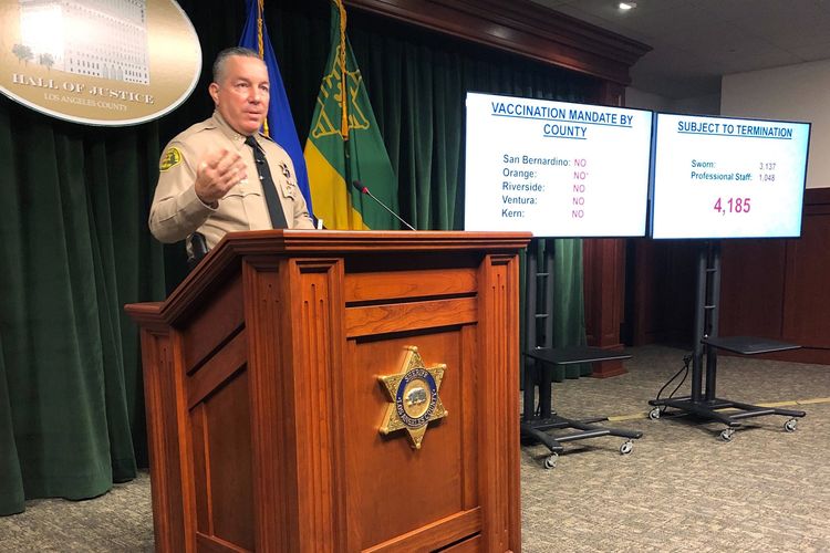 Sheriff Los Angeles County, Alex Villanueva, mengumumkan dia tidak akan melaksanakan kewajiban vaksin Covid-19 dan mengeklaim institusinya bakal ditinggal lebih dari 25 persen pegawai karena menolak divaksin, dalam konferensi pers di Los Angeles, Amerika Serikat, Selasa (2/11/2021). Baru sekitar 52 persen pegawai di institusinya yang sudah divaksinasi dosis penuh.