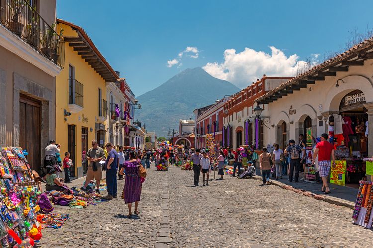 Ilustrasi jalanan utama di Antigua, Guatemala. 