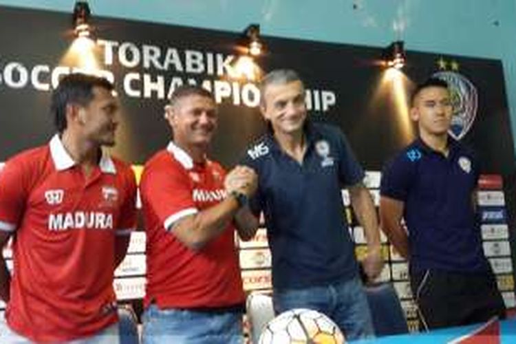 Pelatih Madura United Gomes De Oliviera (dua dari kiri) saat konferensi pers di Kantor Arema, Kamis (1/9/2016)