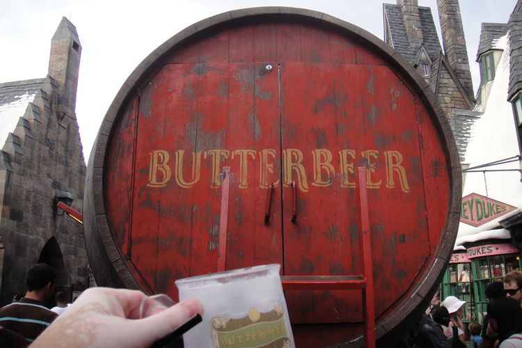 Ilustrasi Butterbeer, minuman populer di film Harry Potter.        