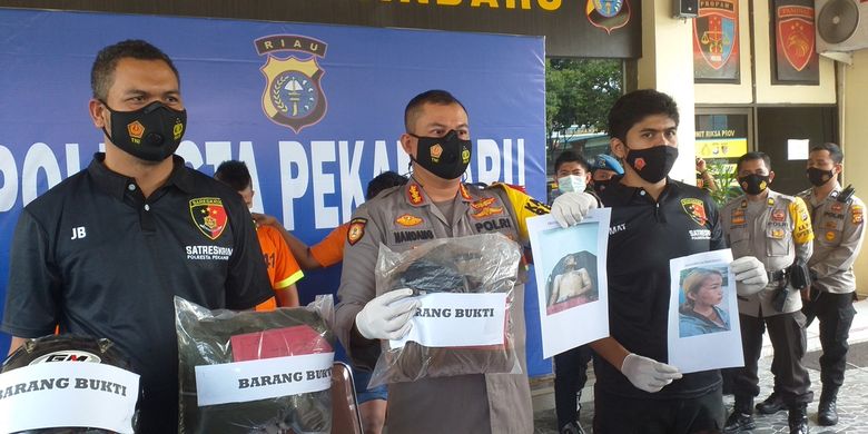 Kapolresta Pekanbaru Kombes Pol Nandang Mumin Wijaya dalam konferensi pers memperlihatkan barang bukti yang disita dari pengungkapan kasus penyiraman air keras di Kota Pekanbaru, Riau, Rabu (20/1/2021).