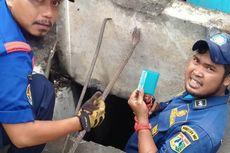 Dompet Tercemplung, Warga Panggil Damkar untuk Bongkar Tutup Selokan di Depan Pasar Kelapa Gading