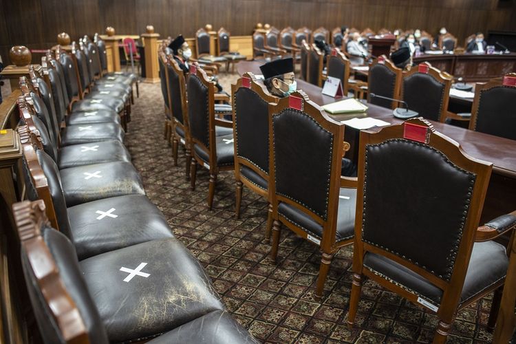 Suasana sidang Pengujian Materiil Peraturan Pemerintah Pengganti Undang-Undang Republik Indonesia Nomor 1 Tahun 2020 di Mahkamah Konstitusi, Jakarta, Selasa (28/4/2020). Sidang yang beragendakan pemeriksaan pendahuluan tersebut membahas tentang kebijakan keuangan negara dan stabilitas keuangan untuk penanganan pandemi Corona Virus Disease 2019 (COVID-19) dan/atau dalam rangka menghadapi ancaman yang membahayakan perekonomian nasional dan/atau stabilitas sistem keuangan terhadap UUD 1945. ANTARA FOTO/Aprillio Akbar/foc.