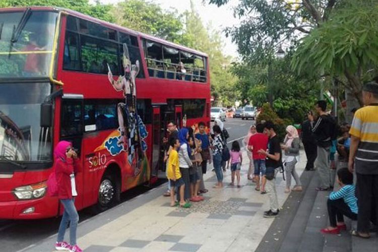 Bus tingkat Werkudara menjadi sarana wisatawan mengenal kota Solo, Jawa Tengah.