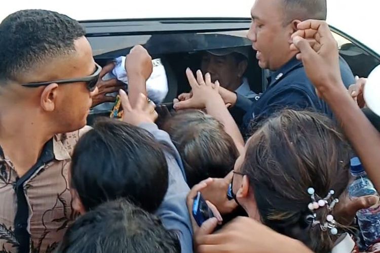 Ratusan Warga Kupang Berdesakan Berebut Kaus dari Jokowi