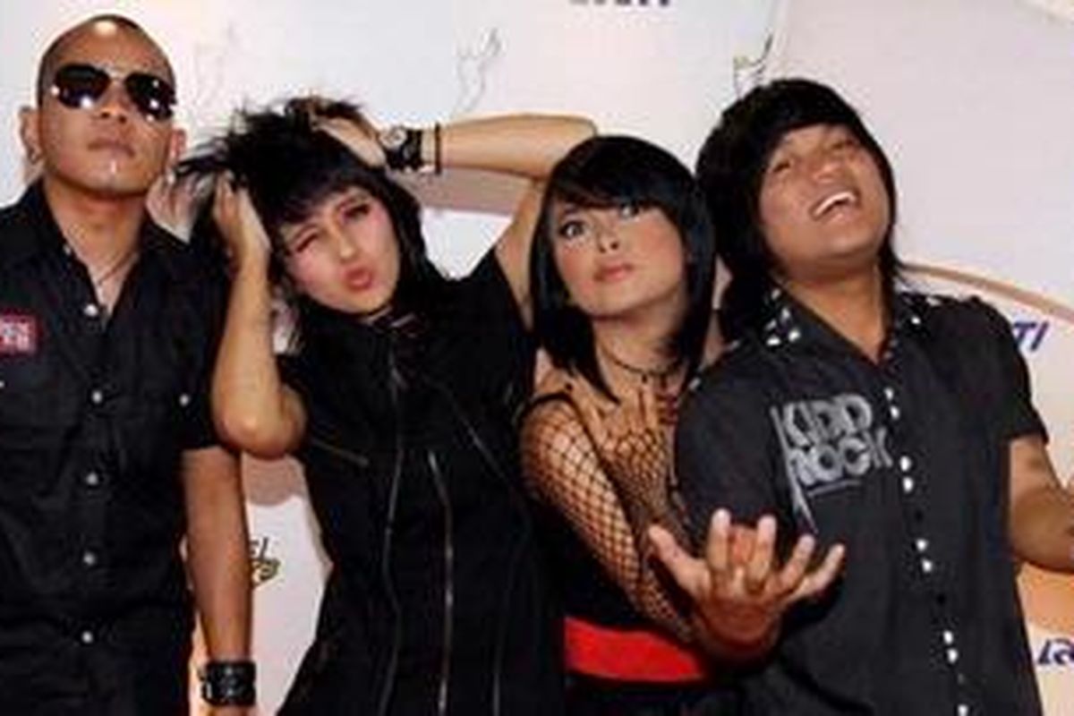 Chua (kedua dari kiri) bersama teman-teman bermusiknya dalam grup Kotak