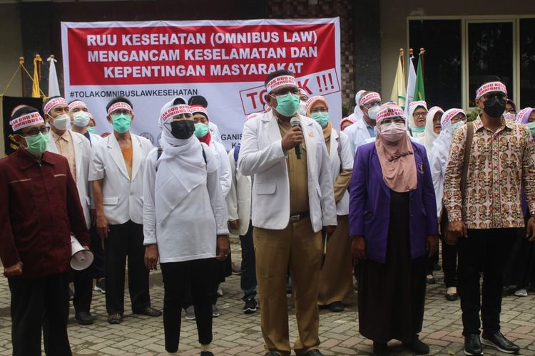 Massa dari kalangan dokter dan tenaga kesehatan menggelar aksi demonstrasi menolak RUU Omnibus Law Kesehatan, di Kantor Ikatan Dokter Indonesia (IDI) Kabupaten Jombang, Jawa Timur, Senin (28/11/2022).