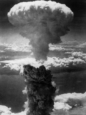 Foto diambil pada 9 Agustus 1945 menunjukkan kepulan asap dari ledakan nuklir di Kota Nagasaki yang dilakukan oleh Angkatan Darat AS. Pada 73 tahun lalu, Agustus 1945, AS menjatuhkan bom Little Boy di Kota Hiroshima, Jepang, sebagai tahap akhir PD II yang menewaskan lebih dari 120.000 orang. Setelah Hiroshima, Kota Nagasaki menjadi sasaran berikutnya.