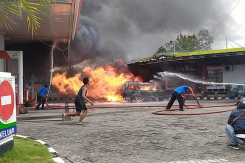Mobil Terbakar di SPBU, Warga Melarikan Diri Usai Terjadi Ledakan