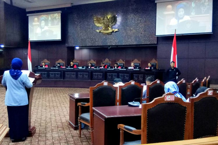 Direktur Litigasi Kementerian Hukum dan HAM (Kemenkumham) Ninik Hariwanti selaku perwakilan pemerintah dalam sidang uji materi terkait hak angket terhadap KPK, menyampaikan pandangan pemerintah terkait hak angket DPR. Pandangan pemerintah disampaikan di dalam sidang uji materi yang digelar di gedung Mahkamah Konstitusi, Jakarta Pusat, Selasa (29/8/2017).