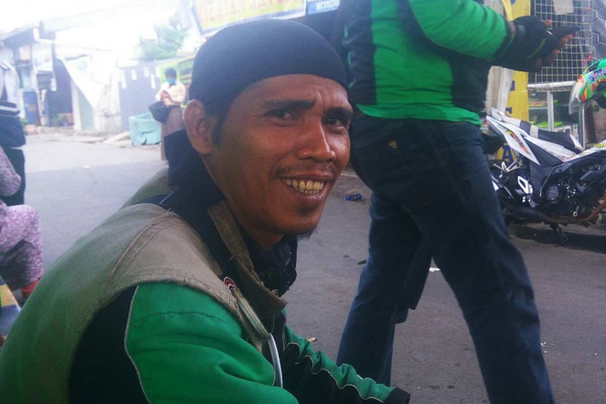 Mbot Jangkar yang menjadi ketua komunitas pengemudi GrabBike yang beroperasi di Stasiun Pondok Cina, Rabu (17/5/2017).