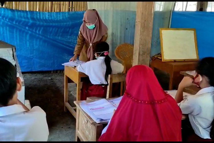 Pembangunan Sekolahnya Mangrak, Siswa Belajar di Kolong Rumah Warga