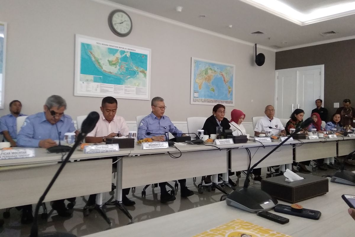 Menteri Susi Pudjiastuti bersama Dirut Pertamina dalam konferensi pers perkembangan penanggulangan tumpahan minyak di anjungan YY Pantai Utara Jawa di Jakarta, Kamis (1/8/2019)