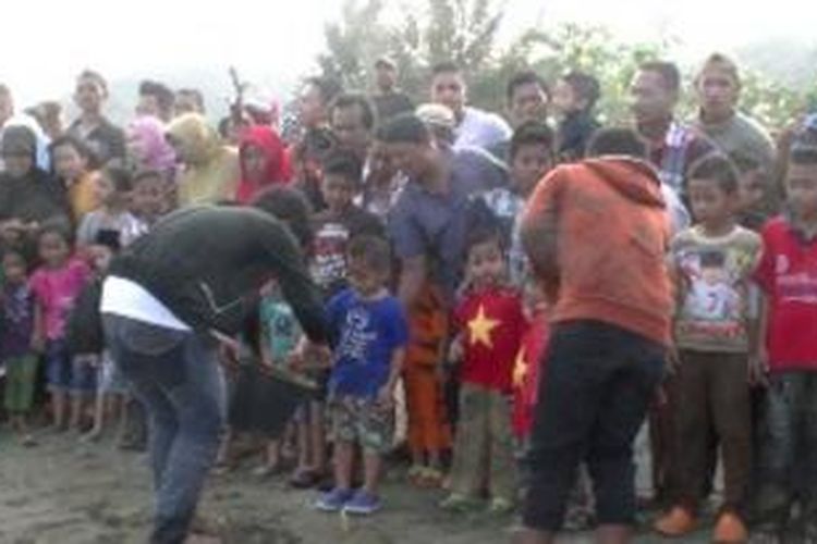 53 ekor tukik, anak penyu, hasil penangkaran dilepaskan kembali ke laut, di Aceh, Minggu (12/1/2014).