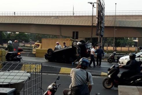 Mobil Terbalik Usai Tabrak Pembatas 