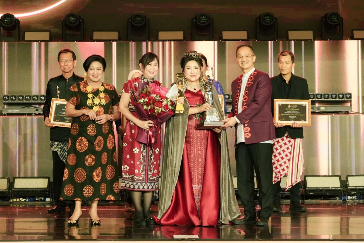 Sesi penyerahan Top Agent of The Year 2025 kepada Thio Siu Lie dari PT Asuransi Jiwa Generali Indonesia dengan 10.130 poin. 