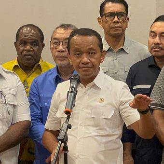 Menteri Energi dan Sumber Daya Mineral (ESDM) Bahlil Lahadalia dalam konferensi pers di Sorong, Papua Barat Daya, Sabtu (7/6/2025). 