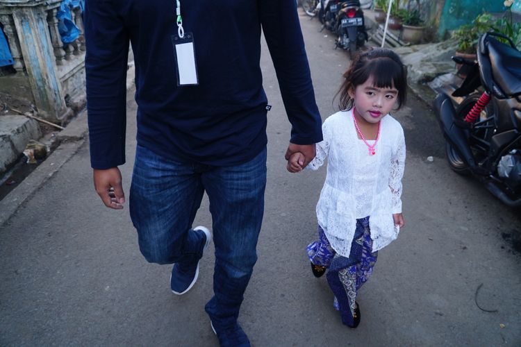 Salah satu anak yang akan menjalani pemotongan rambut gembel, Kayang Ayuningtiyas Nugroho (tengah), berfoto sebelum menjalani ritual potong rambut gembel, Minggu (4/8/2019).