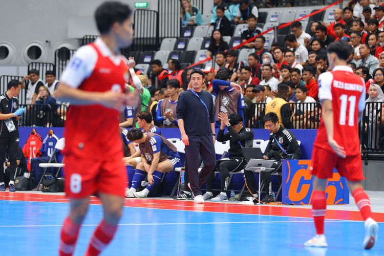 Pelatih Timnas futsal Jepang Kensuke Takahashi mengamati permainan anak asuhnya saat laga semifinal antara Indonesia vs Jepang AFC Futsal ASIAN CUP 2026,  di Indonesia Arena, Jakarta Pusat,  Kamis (6/2/2026).