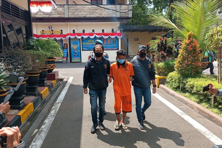 Pelaku pemaki istri polisi saat digelandang di Polres Malang, Kamis (21/7/2022).