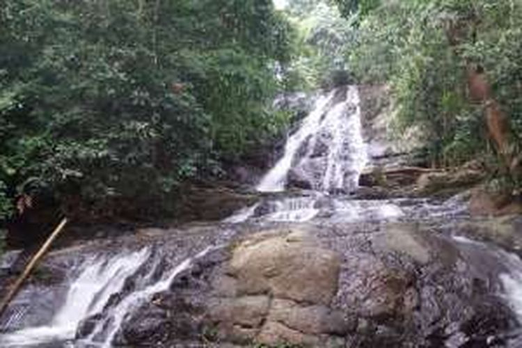 Air Terjun Batu Betiang di Desa Ulakdabuk, Kecamatan Talangpadang, Kabupaten Empat Lawang, Provinsi Sumatera Selatan.