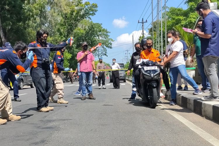 Rekonstruksi pembunuhan terhadap perempuan muda bernama Desi Sri Diantari (22) warga Pedukuhan Gadingan, Kalurahan Wates, Kapanewon Wates, Kabupaten Kulon Progo, Daerah Istimewa Yogyakarta, berlangsung di tiga lokasi. Pelaku bernama NAF (22) warga Pedukuhan Bujidan, Kalurahan Tawangsari, Kapanewon Pengasih.