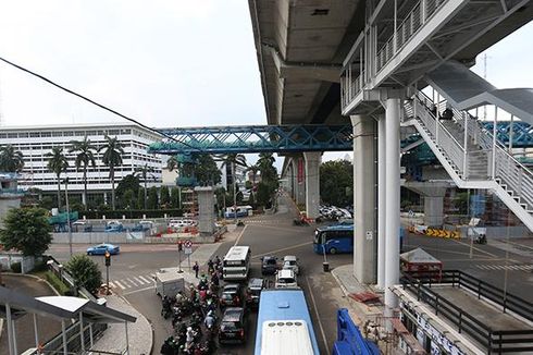 Tangga di Halte Transjakarta Layang Harus Diberi Penutup