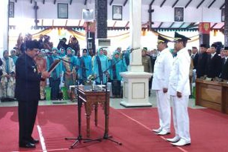 Irsyad Yusuf dilantik sebagai Bupati Pasuruan periode 2013-2018 oleh Gubernur Jawa Timur Soekarwo di Pendopo Nyawiji Wenganing Gusti, Selasa (9/7/2013). 