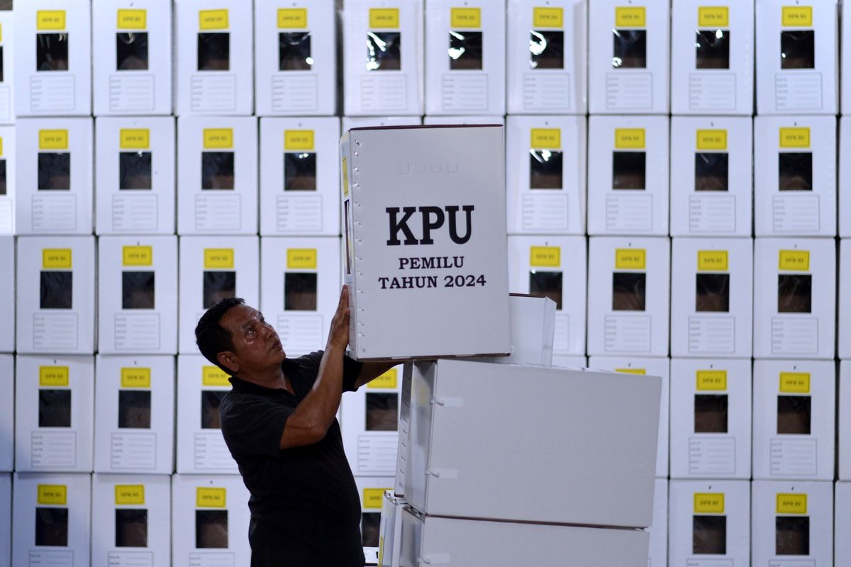 Berapa gaji anggota KPPS dalam Pemilu 2024? | Pekerja menyusun kotak suara Pemilu 2024 yang telah dirakit di Gudang KPU Badung, Bali, Kamis (4/1/2024).