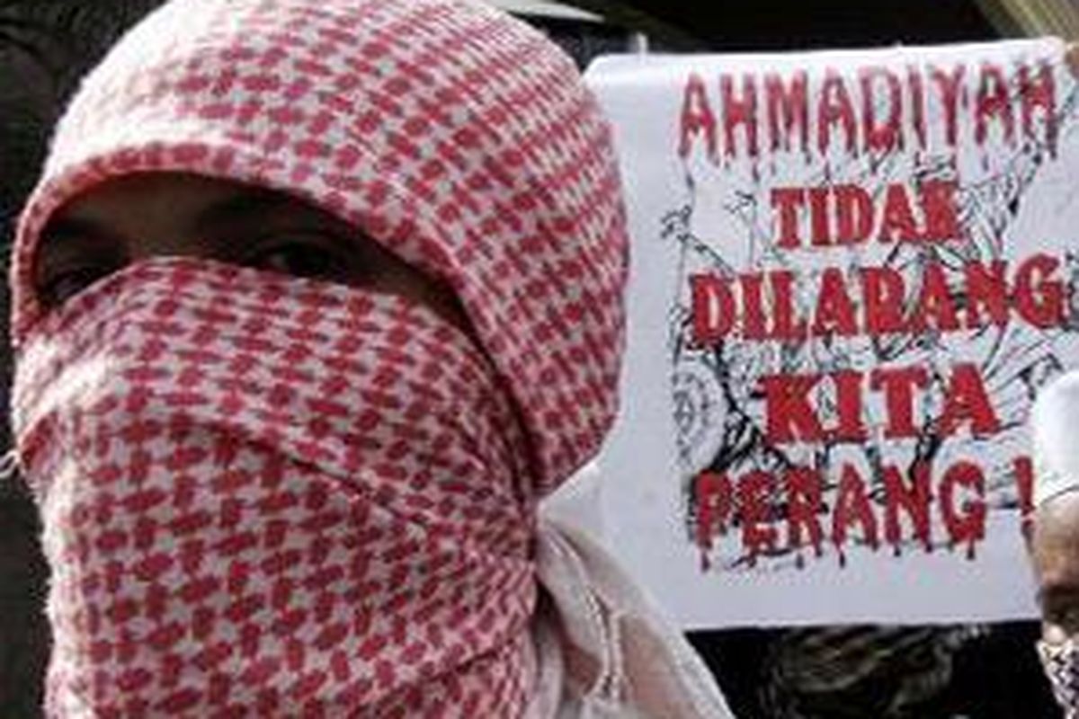 Puluhan anggota Front Pembela Islam (FPI), melakukan aksi protes di Kejaksaan Agung, Jakarta, Senin (18/1). Mereka memprotes kejaksaan agung yang melegalkan keberadaan aliran Ahmadiyah. 